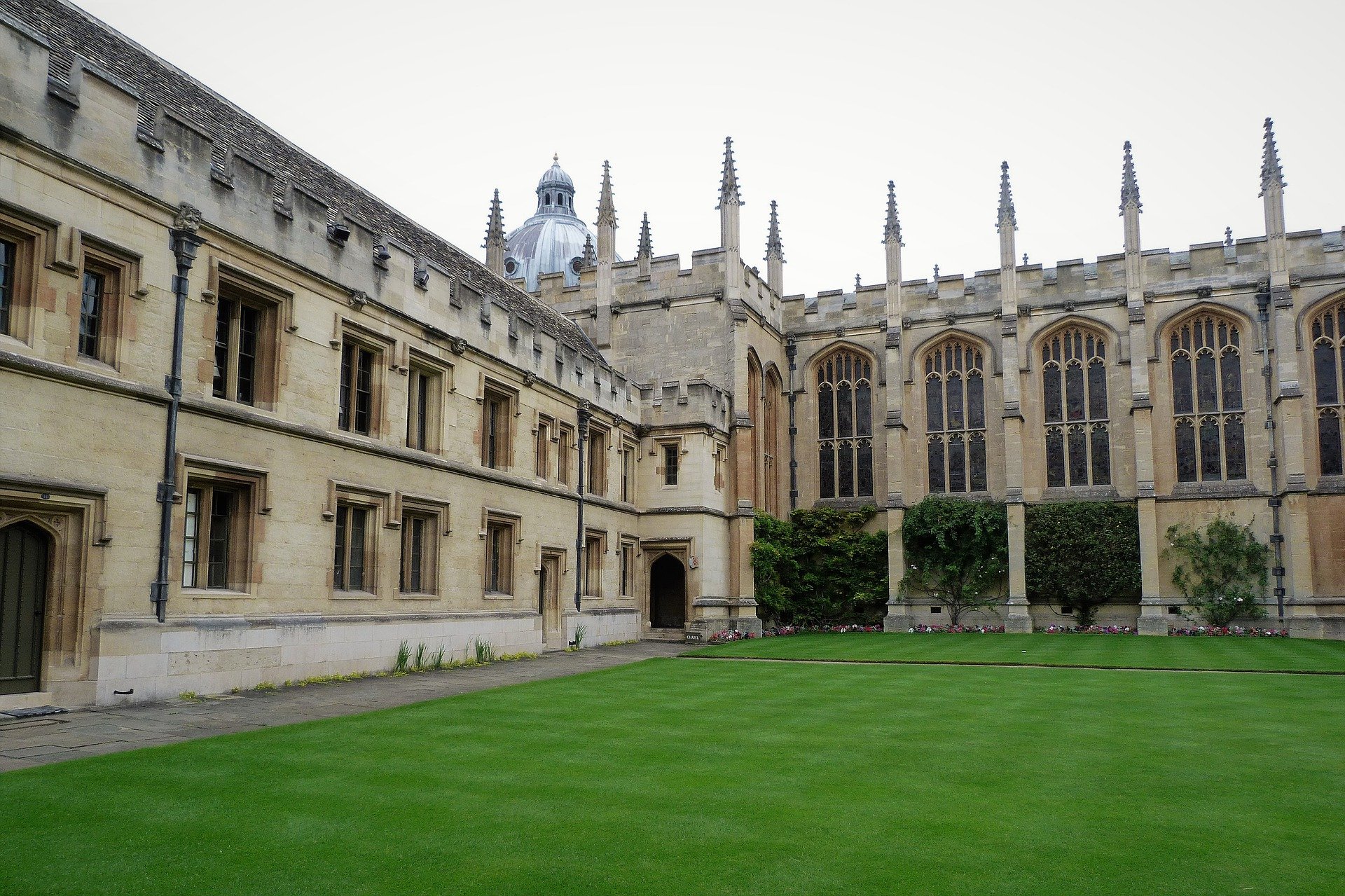Самые первые университеты появились в. Оксфорд Англия университет. Оксфордский университет (University of Oxford), Великобритания. Университетский колледж Оксфорд. Куинз колледж Оксфордский.